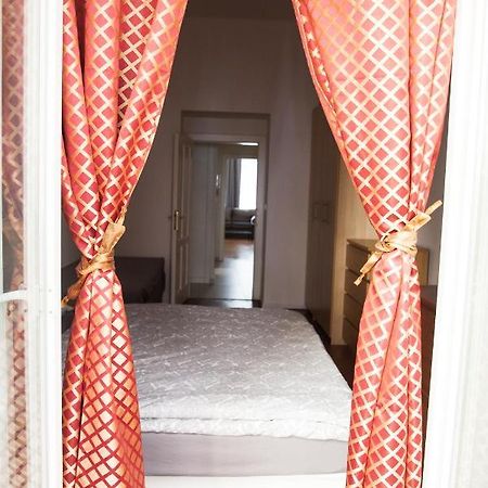 2B Pechackova Family Apartment With Balcony By The River Praga Esterno foto