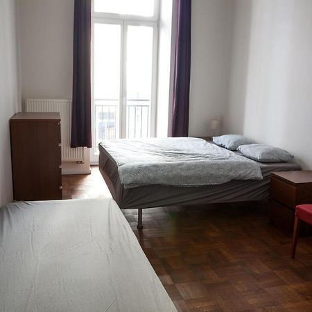 2B Pechackova Family Apartment With Balcony By The River Praga Esterno foto