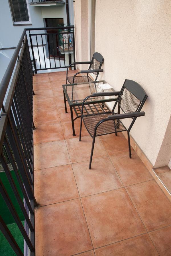 2B Pechackova Family Apartment With Balcony By The River Praga Esterno foto