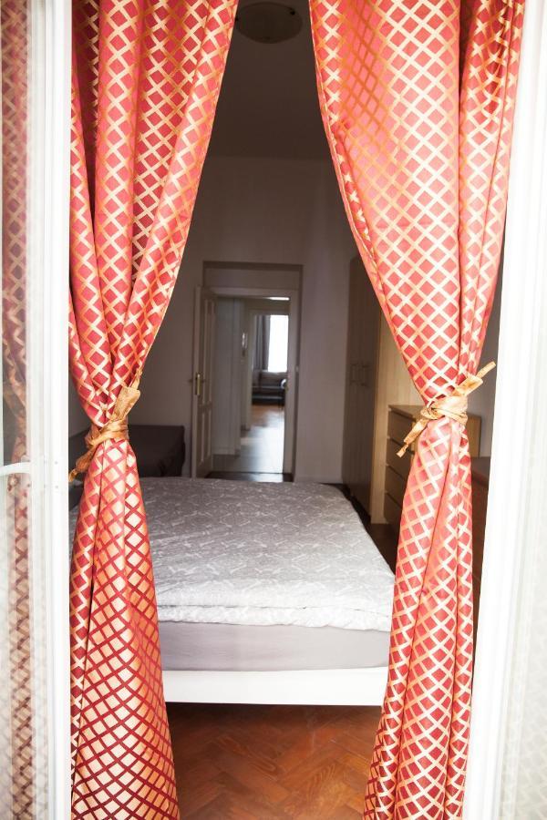2B Pechackova Family Apartment With Balcony By The River Praga Esterno foto