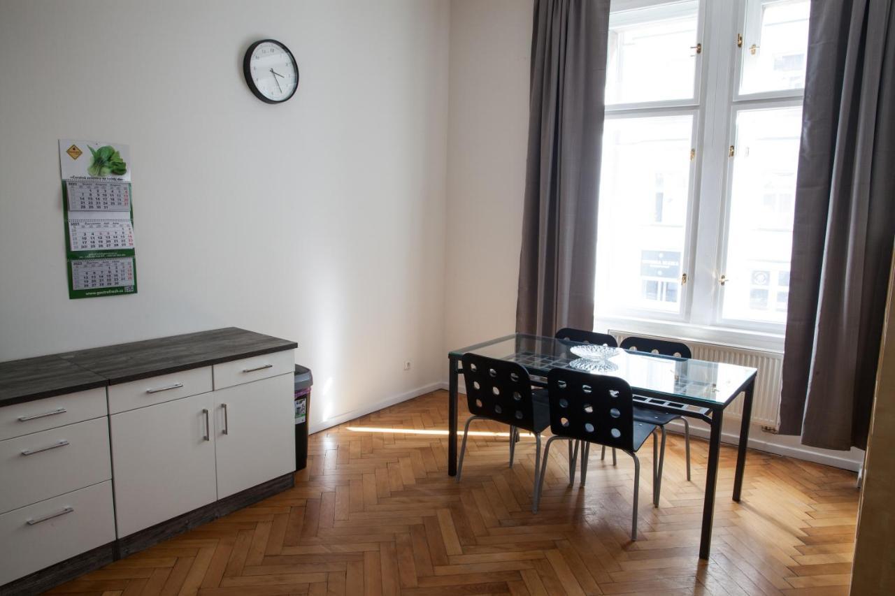 2B Pechackova Family Apartment With Balcony By The River Praga Esterno foto