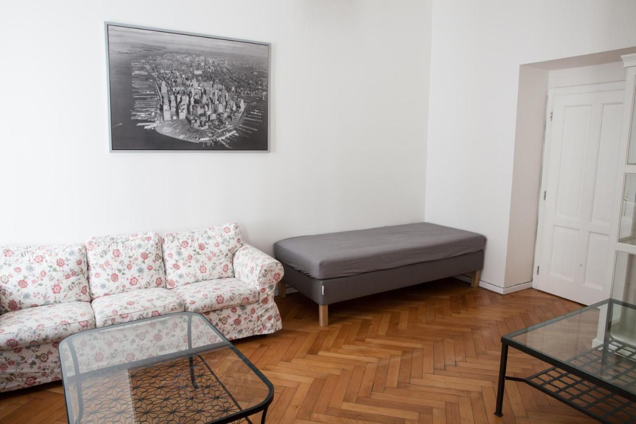 2B Pechackova Family Apartment With Balcony By The River Praga Esterno foto