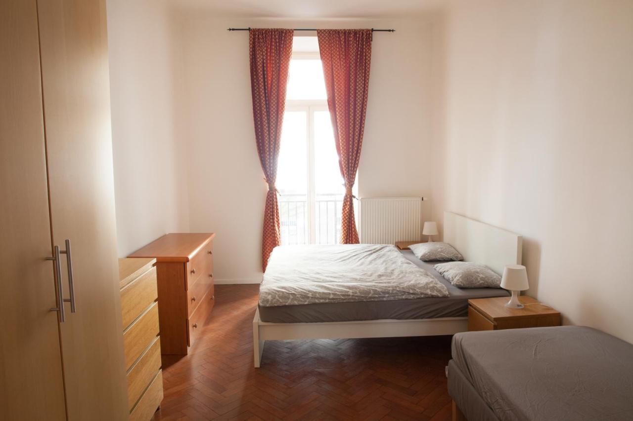 2B Pechackova Family Apartment With Balcony By The River Praga Esterno foto
