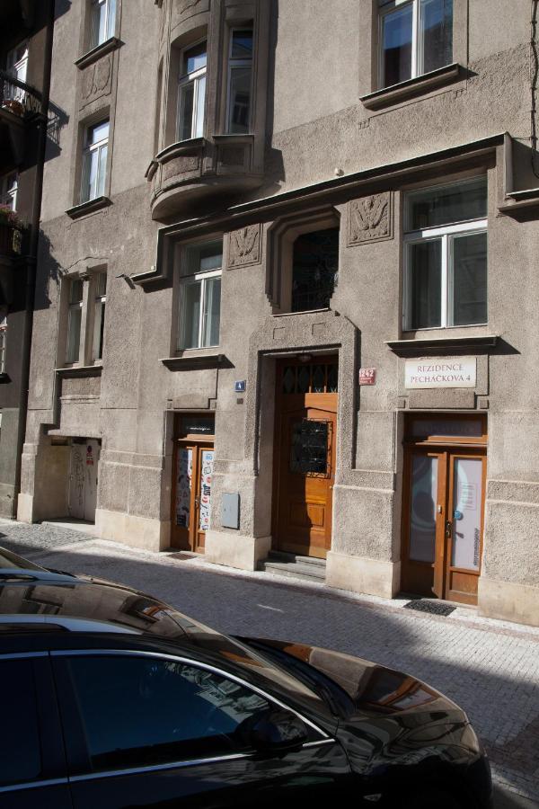 2B Pechackova Family Apartment With Balcony By The River Praga Esterno foto