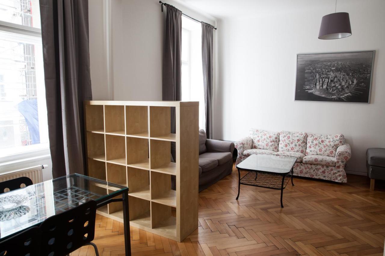 2B Pechackova Family Apartment With Balcony By The River Praga Esterno foto