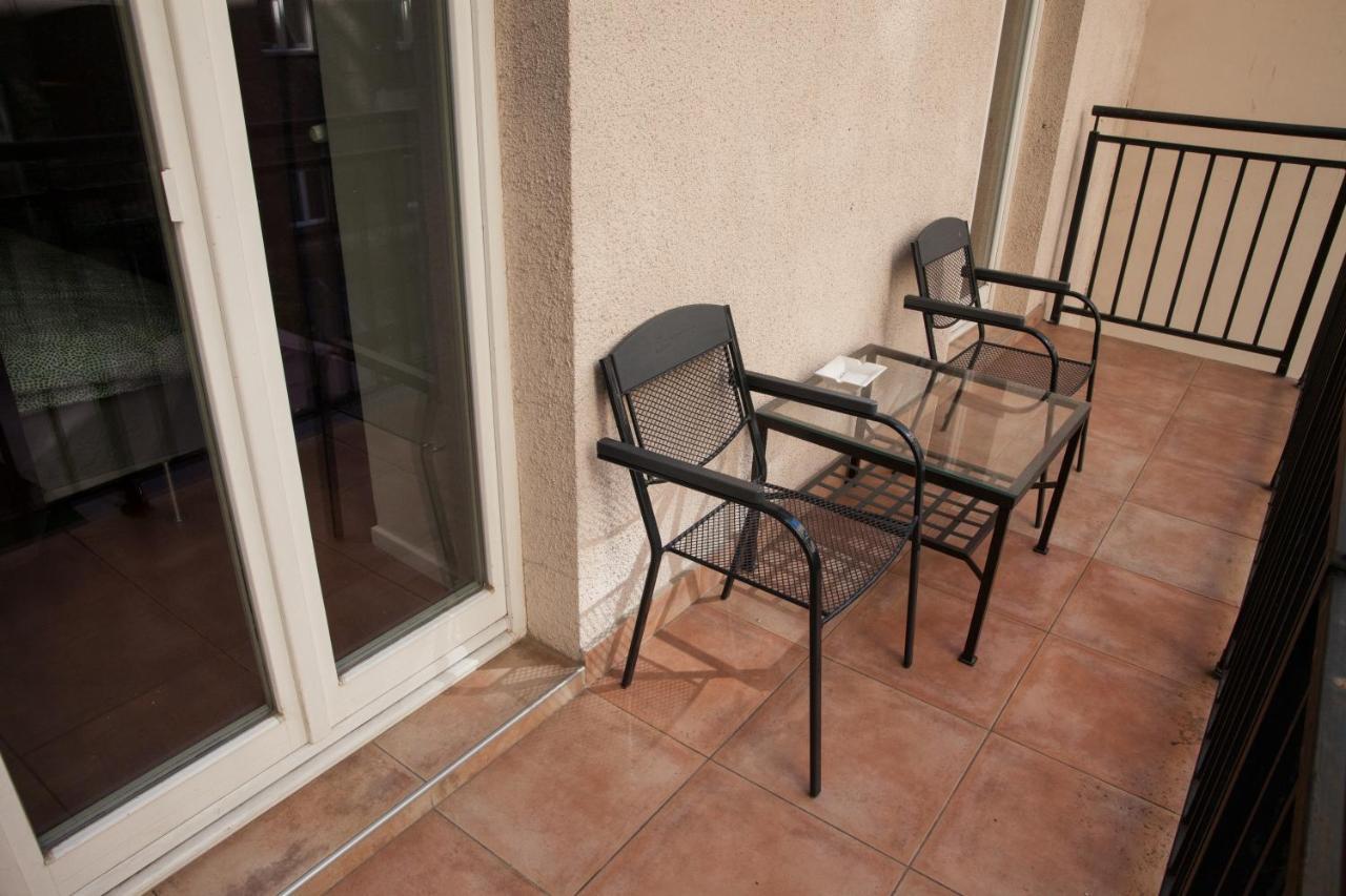 2B Pechackova Family Apartment With Balcony By The River Praga Esterno foto