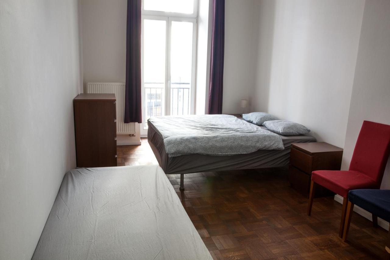 2B Pechackova Family Apartment With Balcony By The River Praga Esterno foto