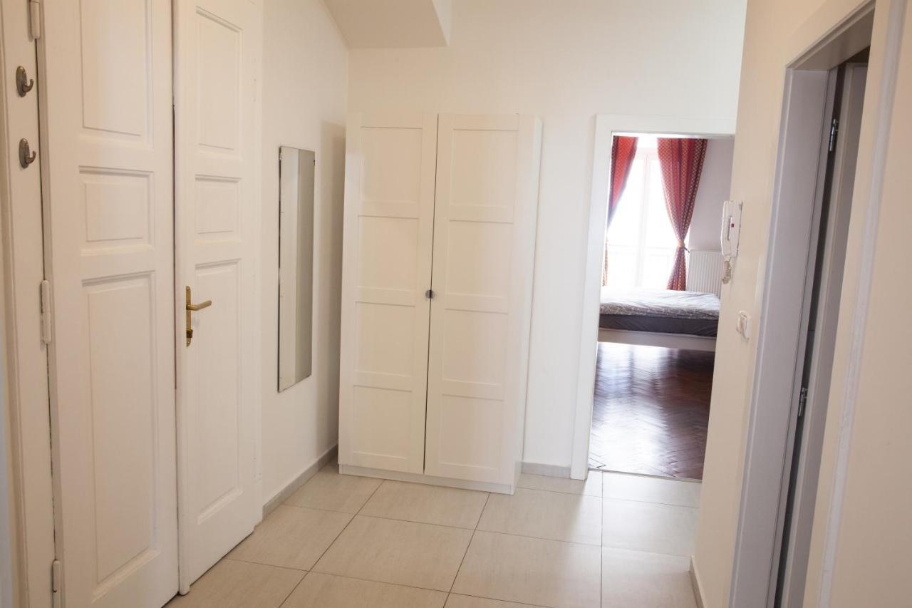2B Pechackova Family Apartment With Balcony By The River Praga Esterno foto