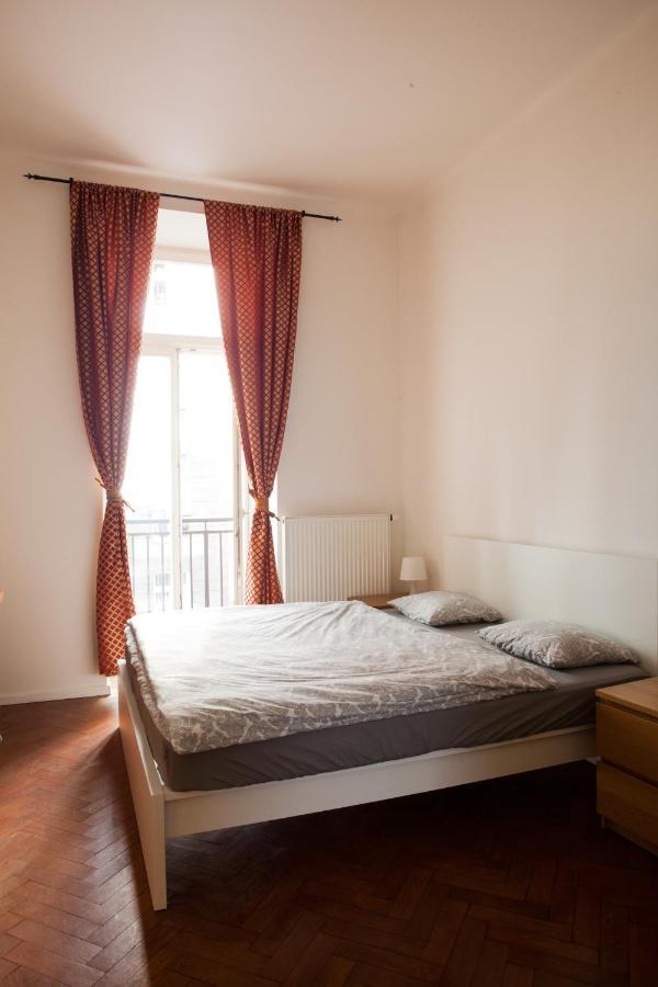 2B Pechackova Family Apartment With Balcony By The River Praga Esterno foto
