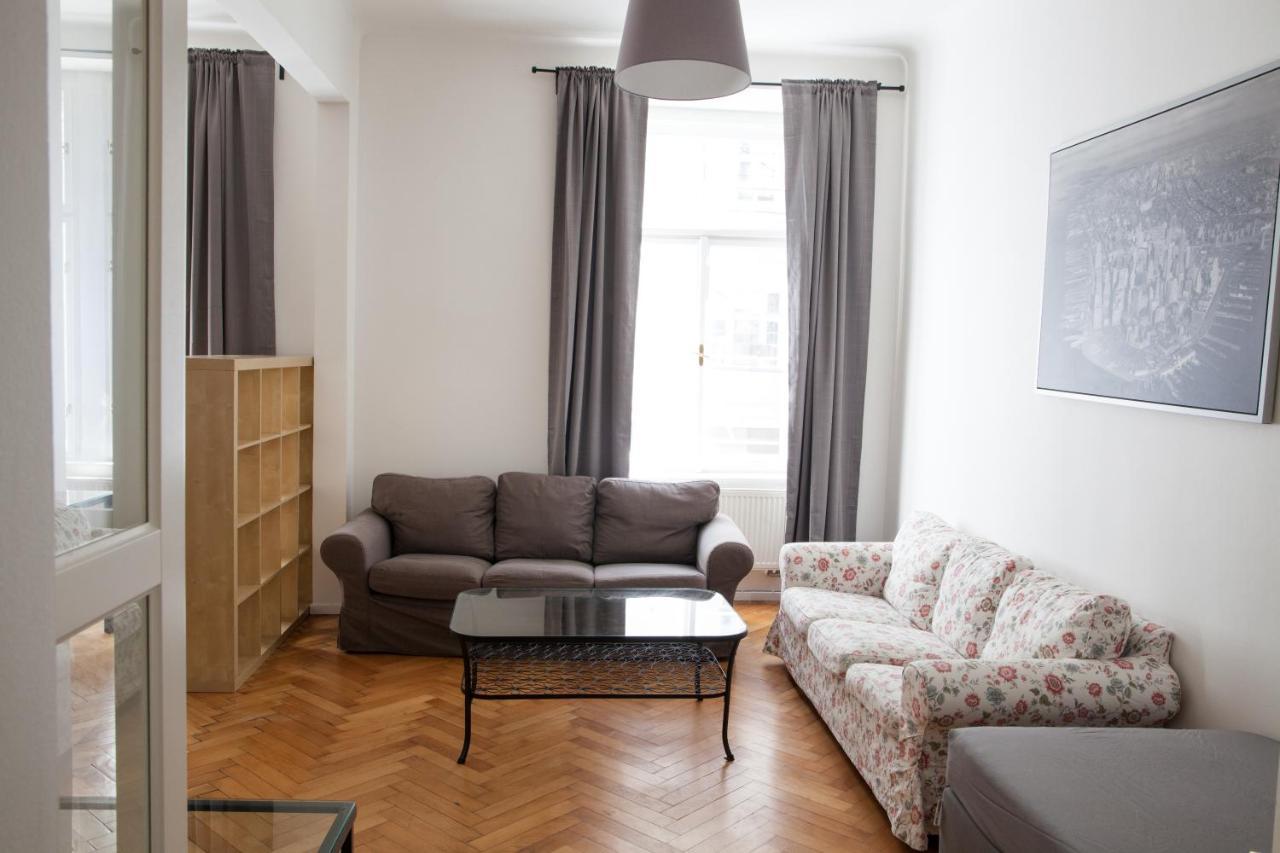 2B Pechackova Family Apartment With Balcony By The River Praga Esterno foto