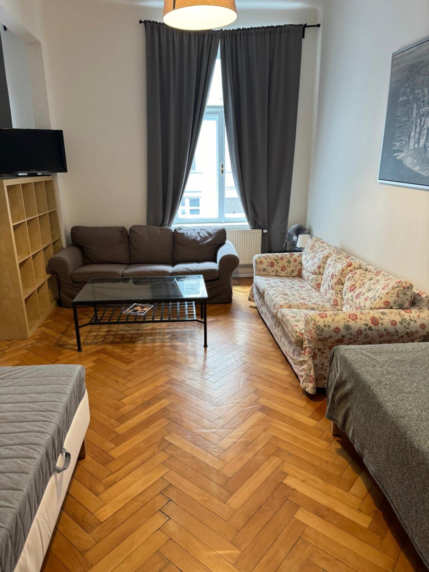 2B Pechackova Family Apartment With Balcony By The River Praga Esterno foto